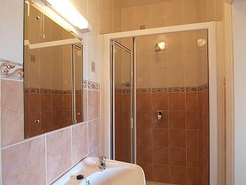 Ensuite bathroom with shower/WC